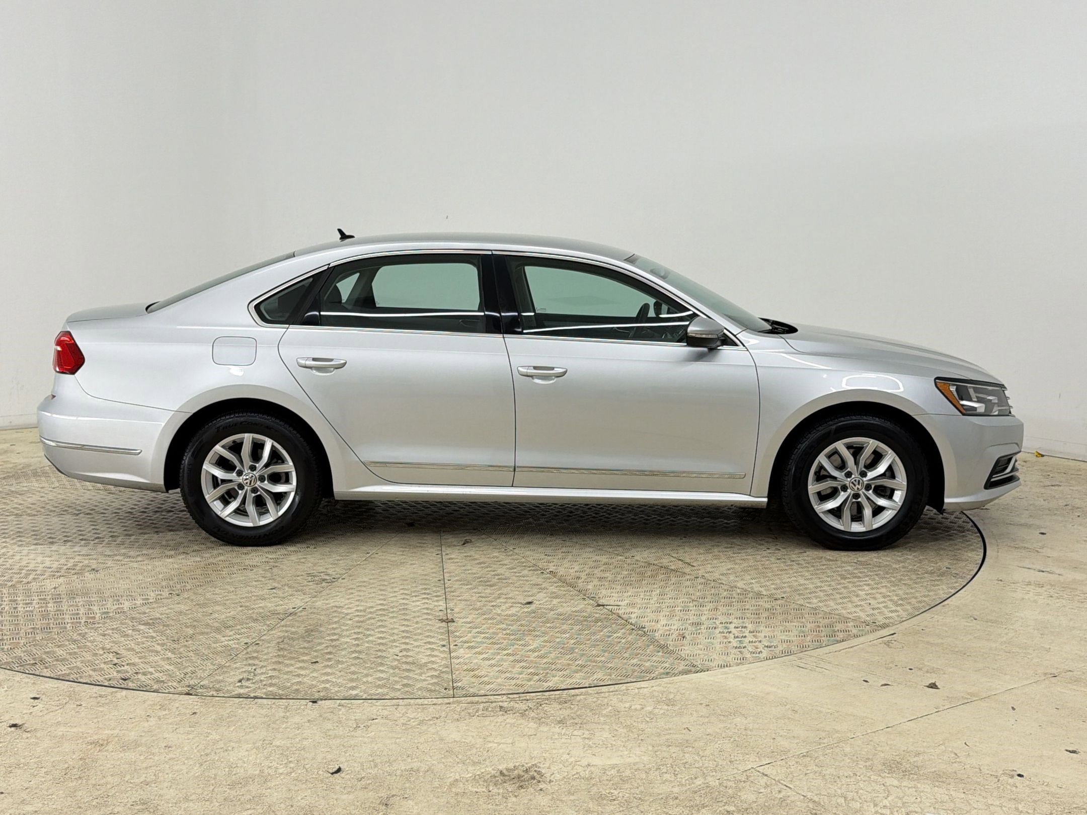 Used 2016 Volkswagen Passat 1.8T R-Line image 8