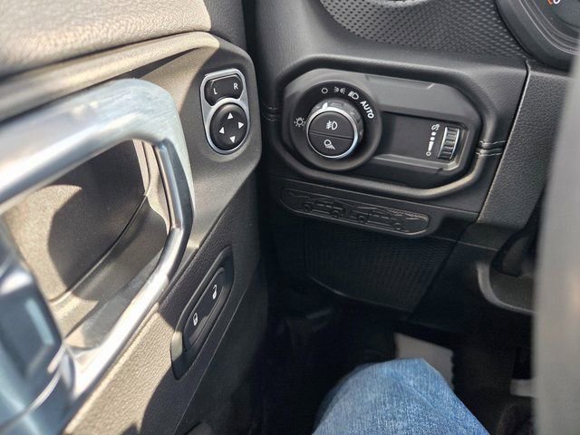 Used 2024 Jeep Gladiator Rubicon w/ Technology Group AWD/4WD image 19