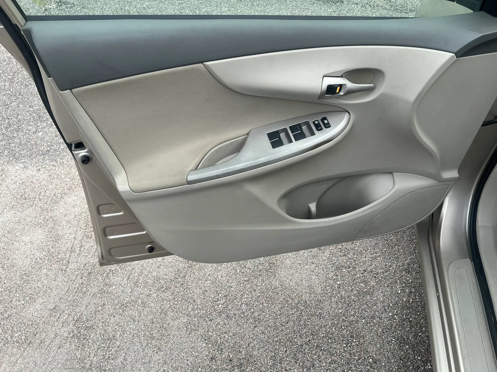 Used 2010 Toyota Corolla LE FWD image 5