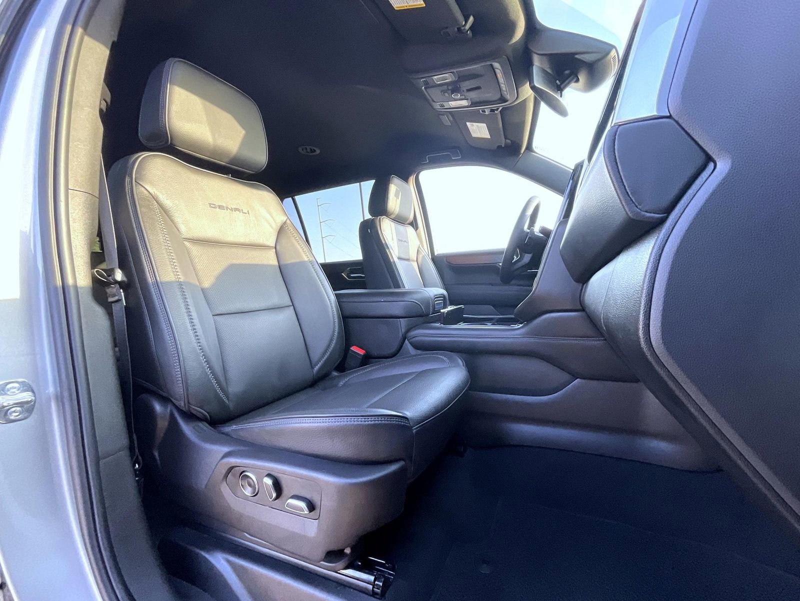 Used 2025 GMC Yukon XL Denali AWD/4WD image 16