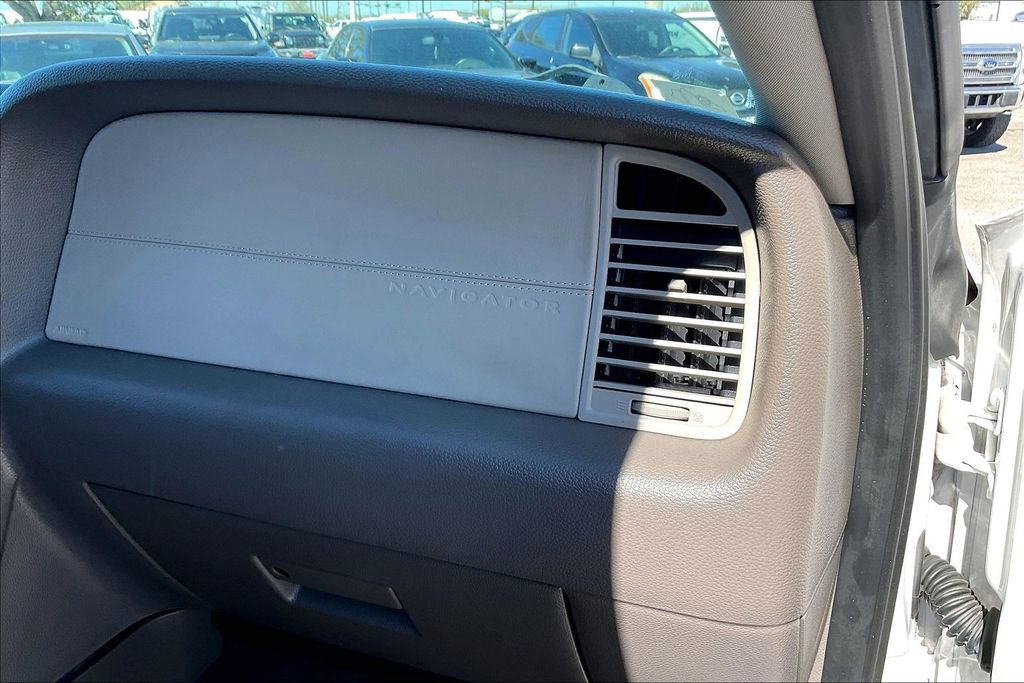 Used 2017 Lincoln Navigator Select image 23
