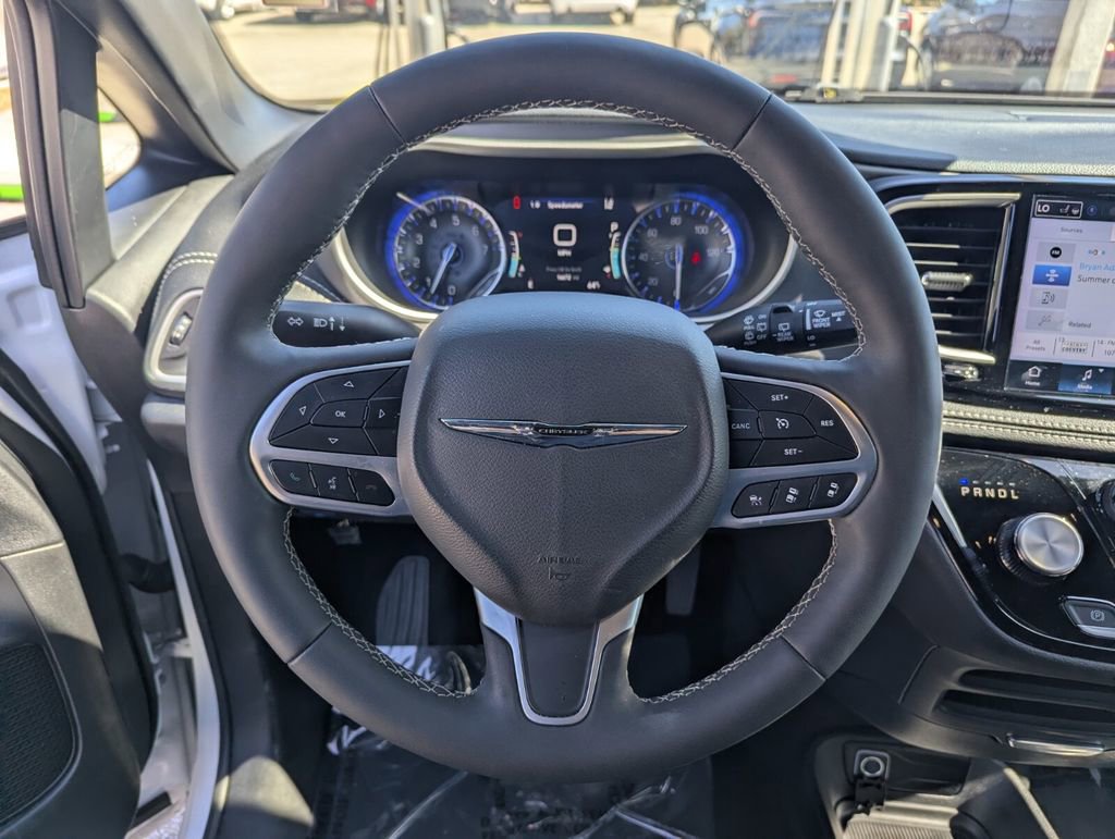 Used 2025 Chrysler Pacifica Select image 28