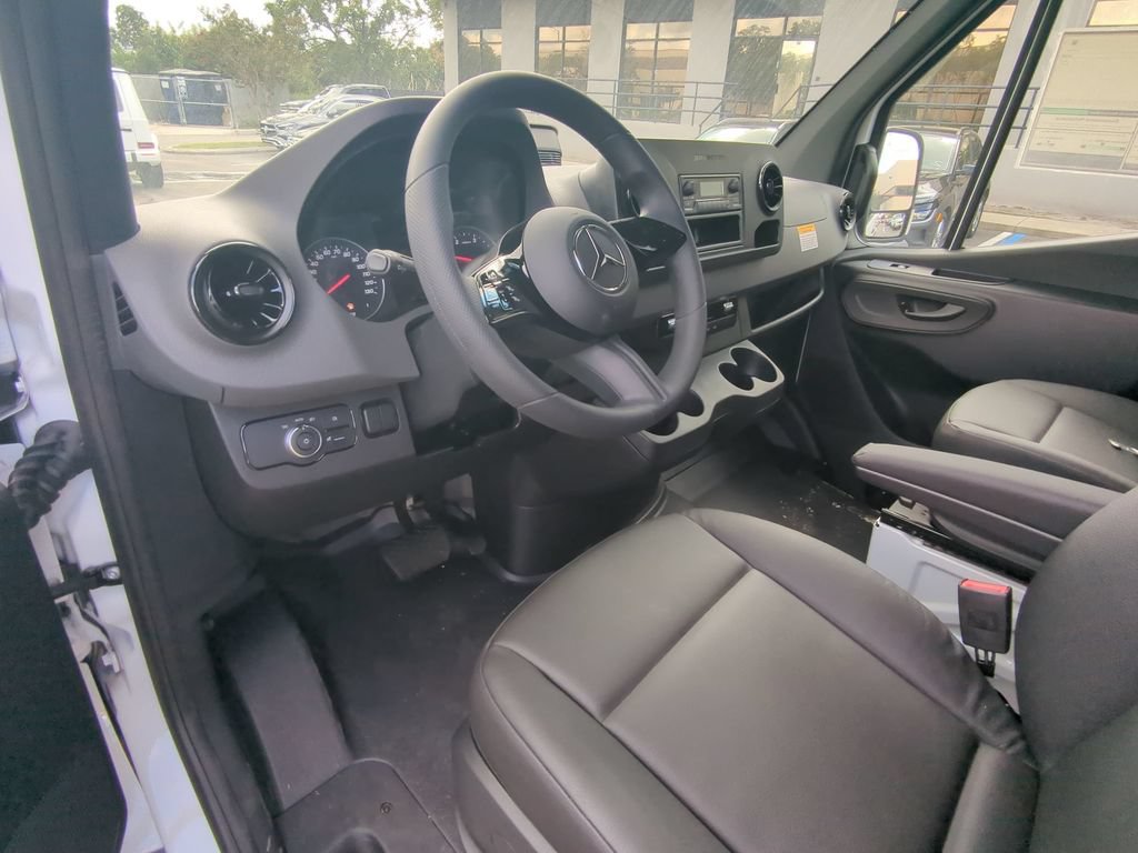 Used 2025 Mercedes-Benz Sprinter 2500 image 2