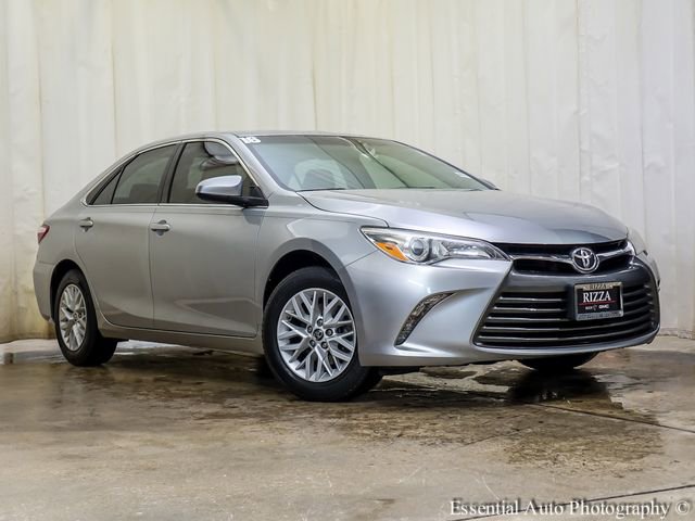 Used 2016 Toyota Camry LE image 2