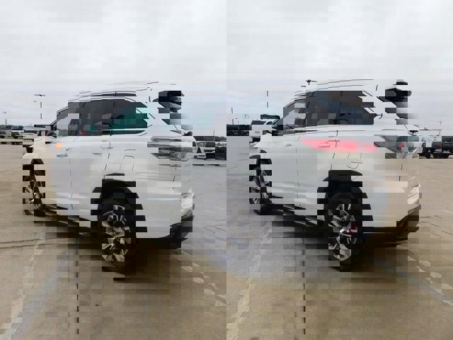 Used 2014 Toyota Highlander XLE image 24