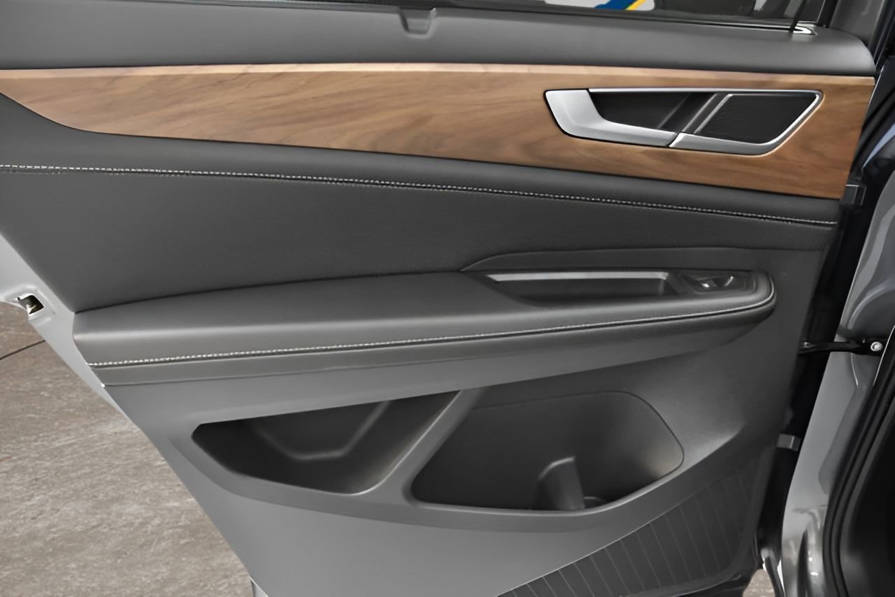 Used 2025 Volkswagen Atlas SE image 13