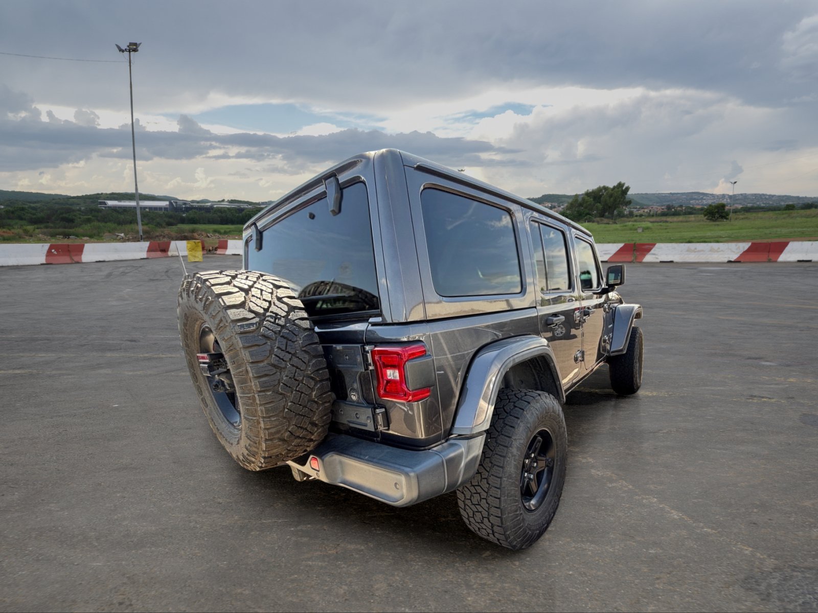 Used 2018 Jeep Wrangler Unlimited Sahara AWD/4WD image 3