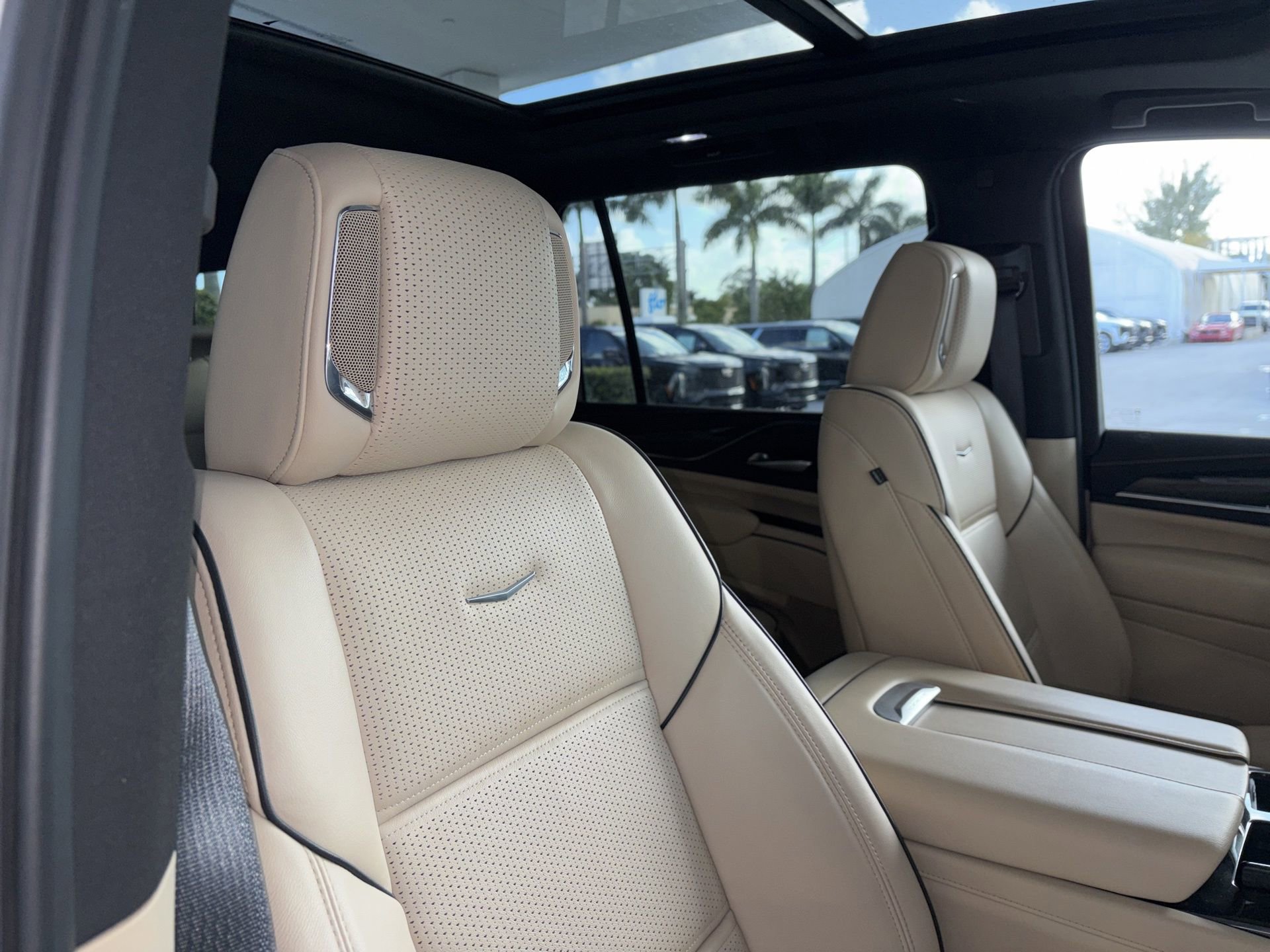 Used 2024 Cadillac Escalade ESV Premium Luxury image 11