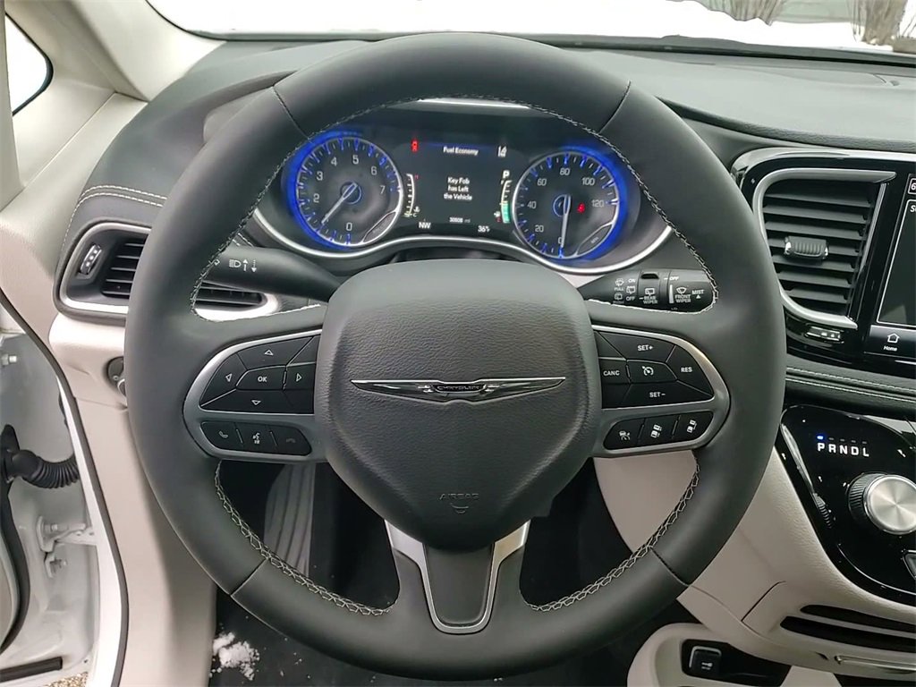 Used 2023 Chrysler Pacifica Touring-L image 26