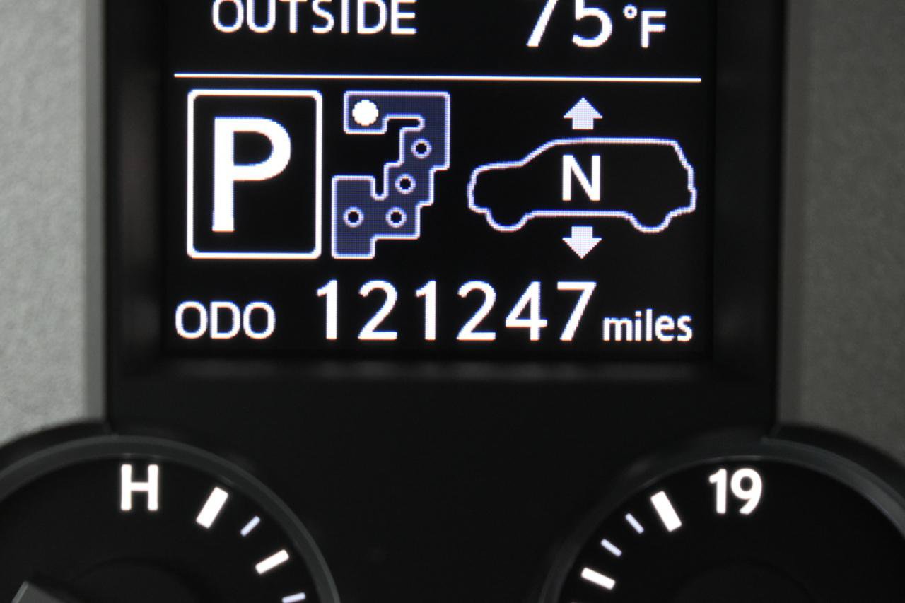 Used 2013 Lexus LX 570 4WD w/ Luxury Pkg image 16
