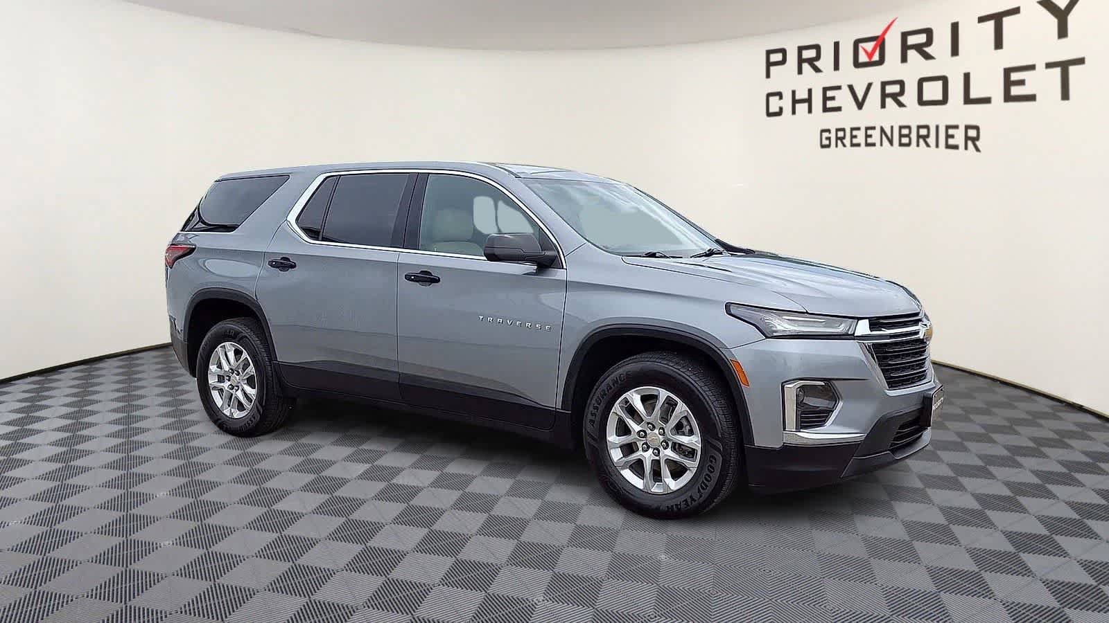 Used 2023 Chevrolet Traverse LS FWD image 2