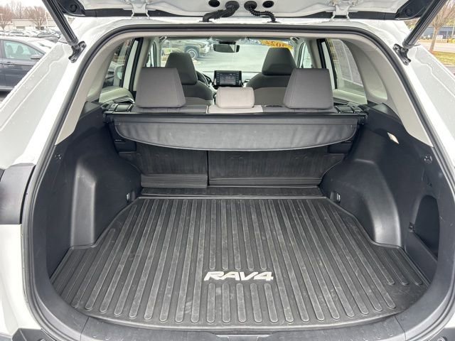 Used 2022 Toyota RAV4 XLE w/ Convenience Package image 8