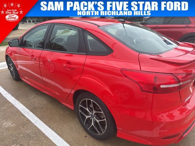 Used 2016 Ford Focus SE w/ SE Sport Package image 4