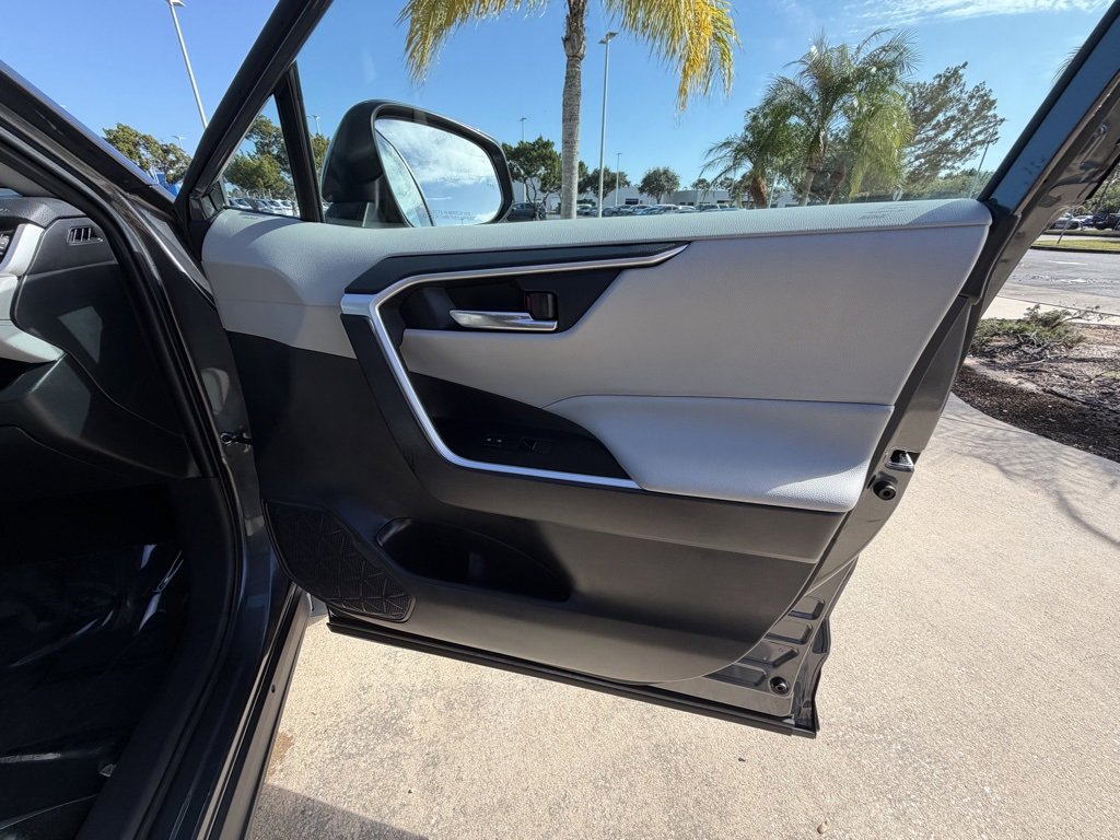 Used 2021 Toyota RAV4 XLE Premium image 34