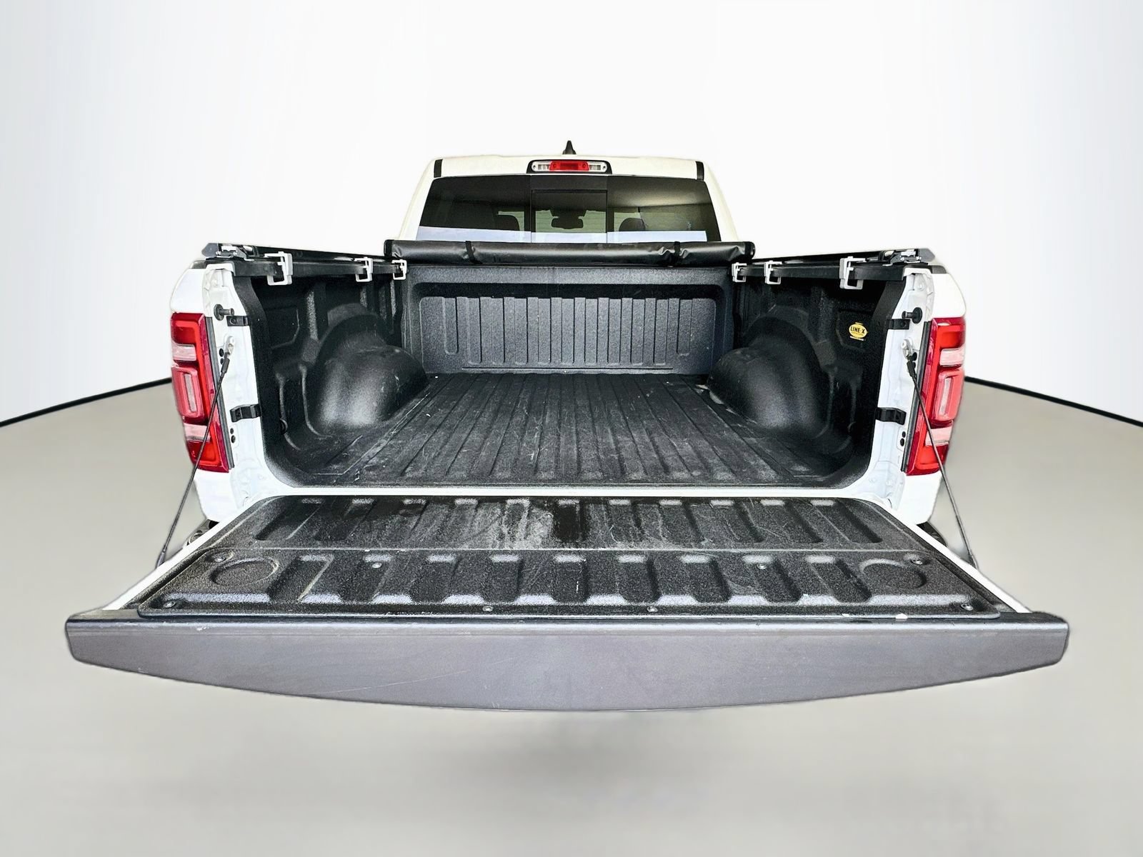 Used 2019 RAM 1500 Laramie AWD/4WD image 29