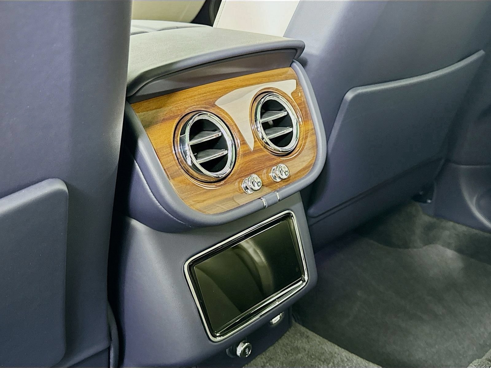 Certified 2025 Bentley Bentayga AWD/4WD image 27