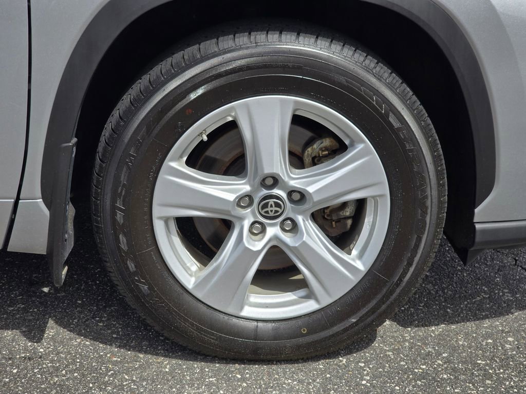 Used 2021 Toyota Highlander LE image 19