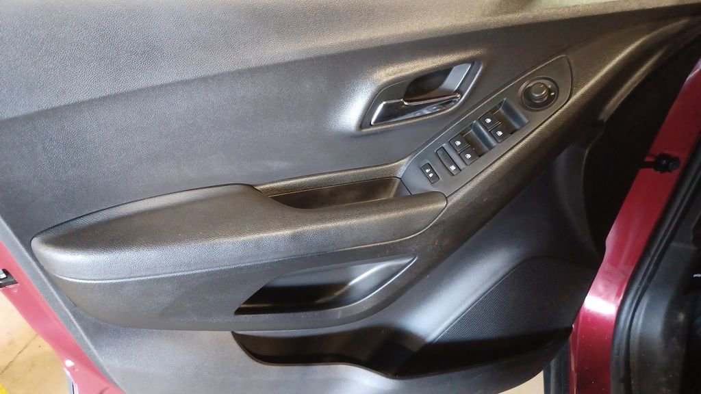 Used 2018 Chevrolet Trax LT w/ LT Convenience Package image 5