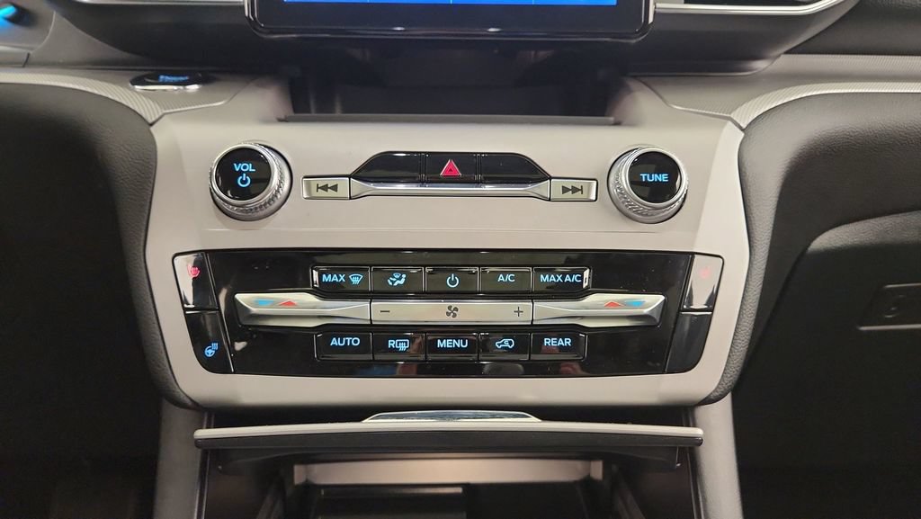 New 2024 Ford Explorer XLT w/ Equipment Group 202A AWD/4WD image 21