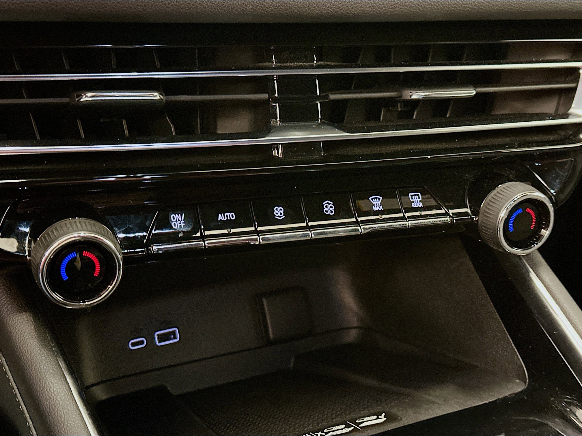 Used 2025 Chevrolet Traverse LT image 24