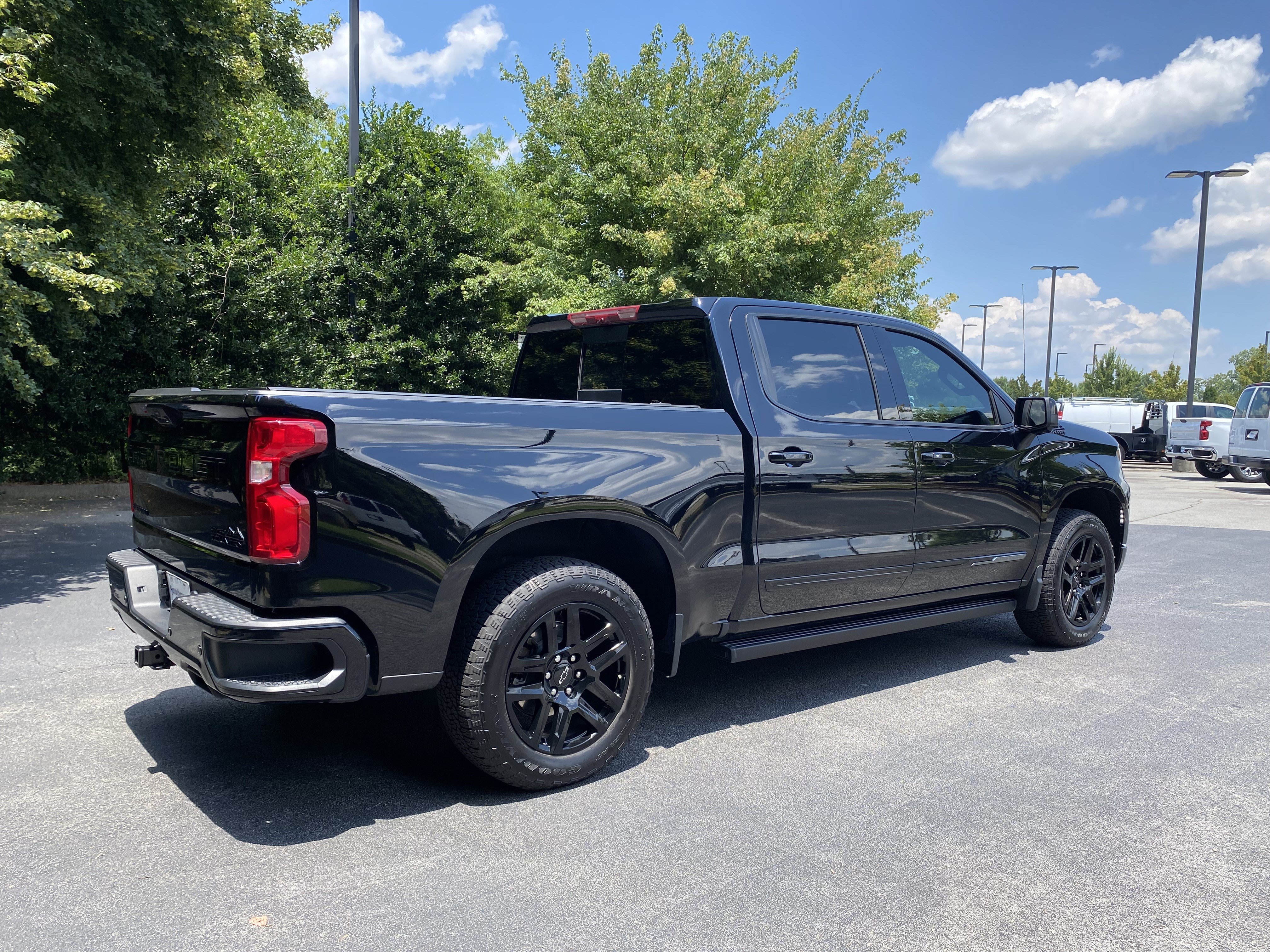 Used 2025 Chevrolet Silverado 1500 High Country w/ Midnight Edition AWD/4WD image 9