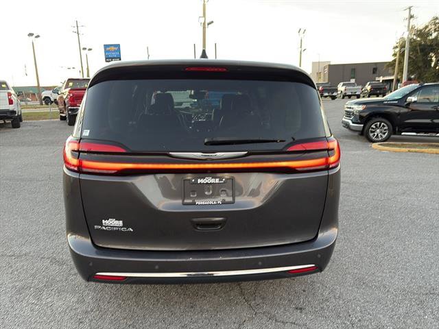 Used 2023 Chrysler Pacifica Touring-L image 6