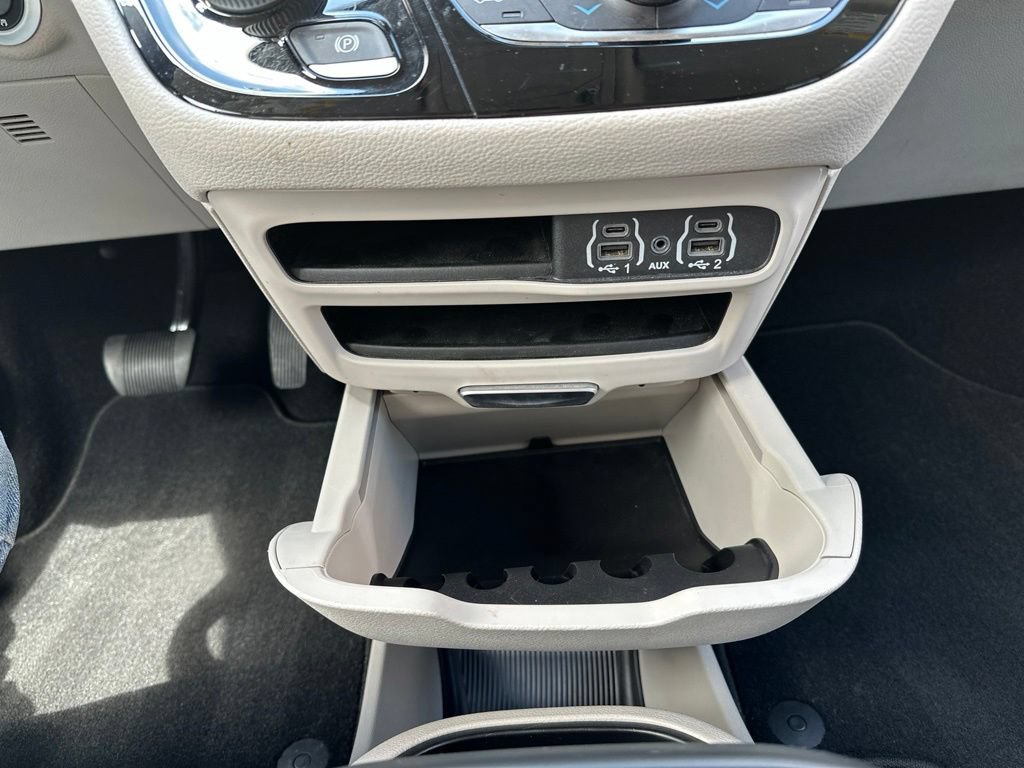 Used 2023 Chrysler Pacifica Touring-L AWD/4WD image 33