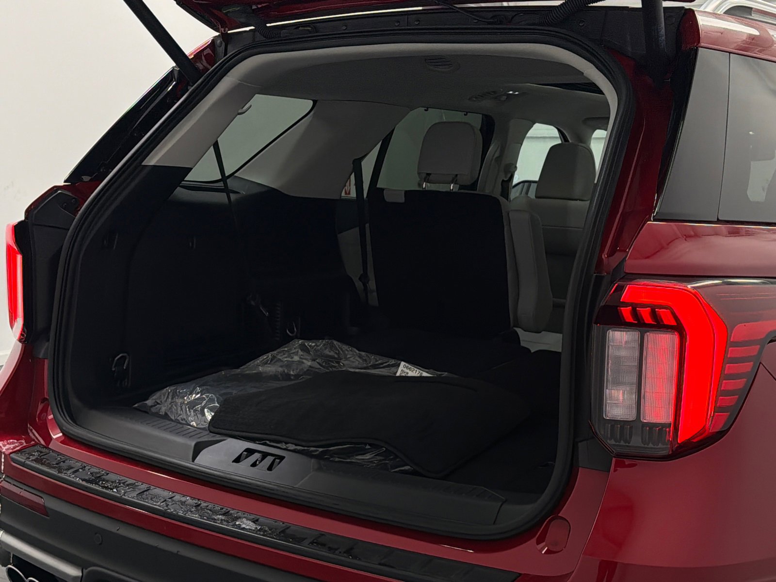 Used 2025 Ford Explorer Platinum w/ Ultimate Package image 7