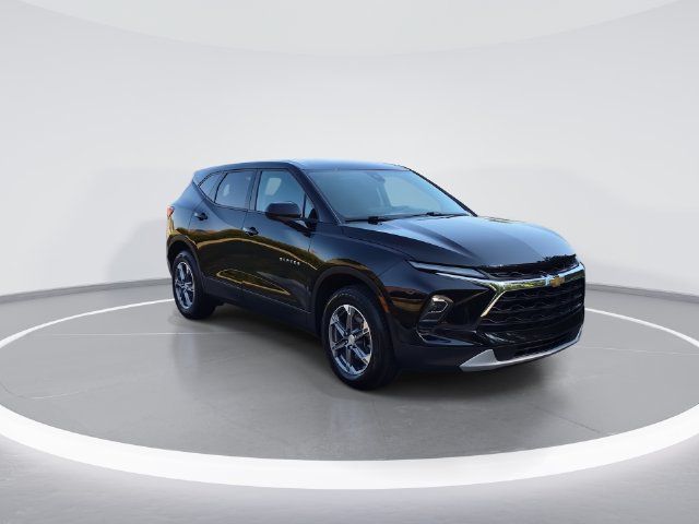 Used 2025 Chevrolet Blazer LT AWD/4WD image 2