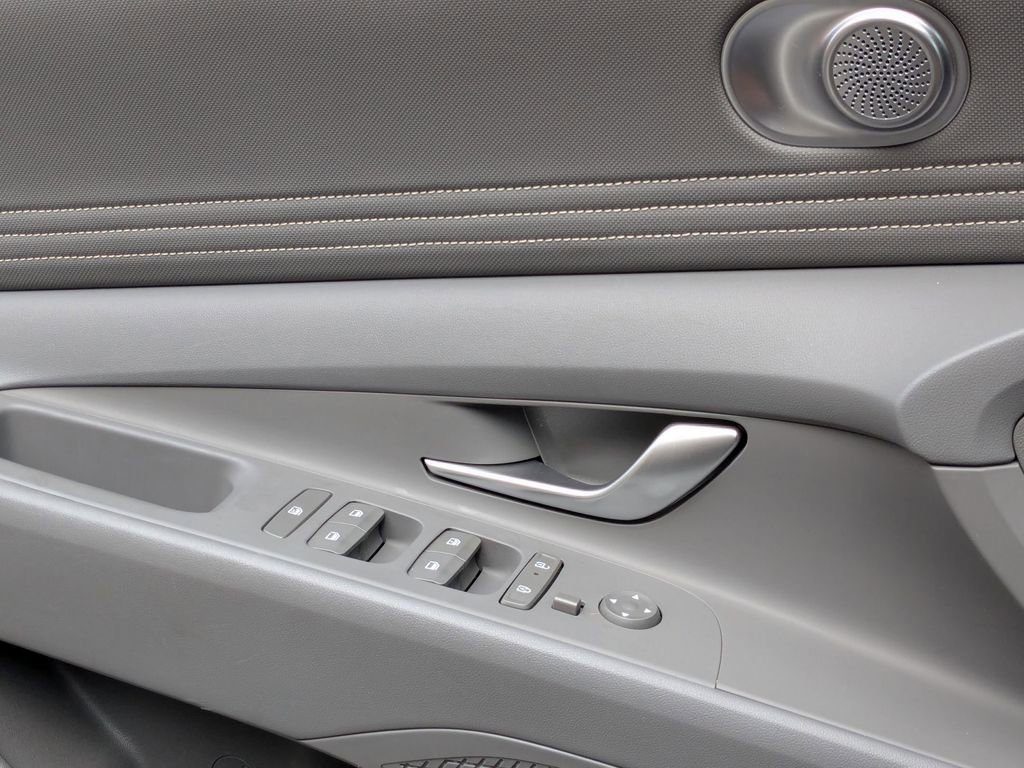 Used 2025 Hyundai Elantra SEL image 13