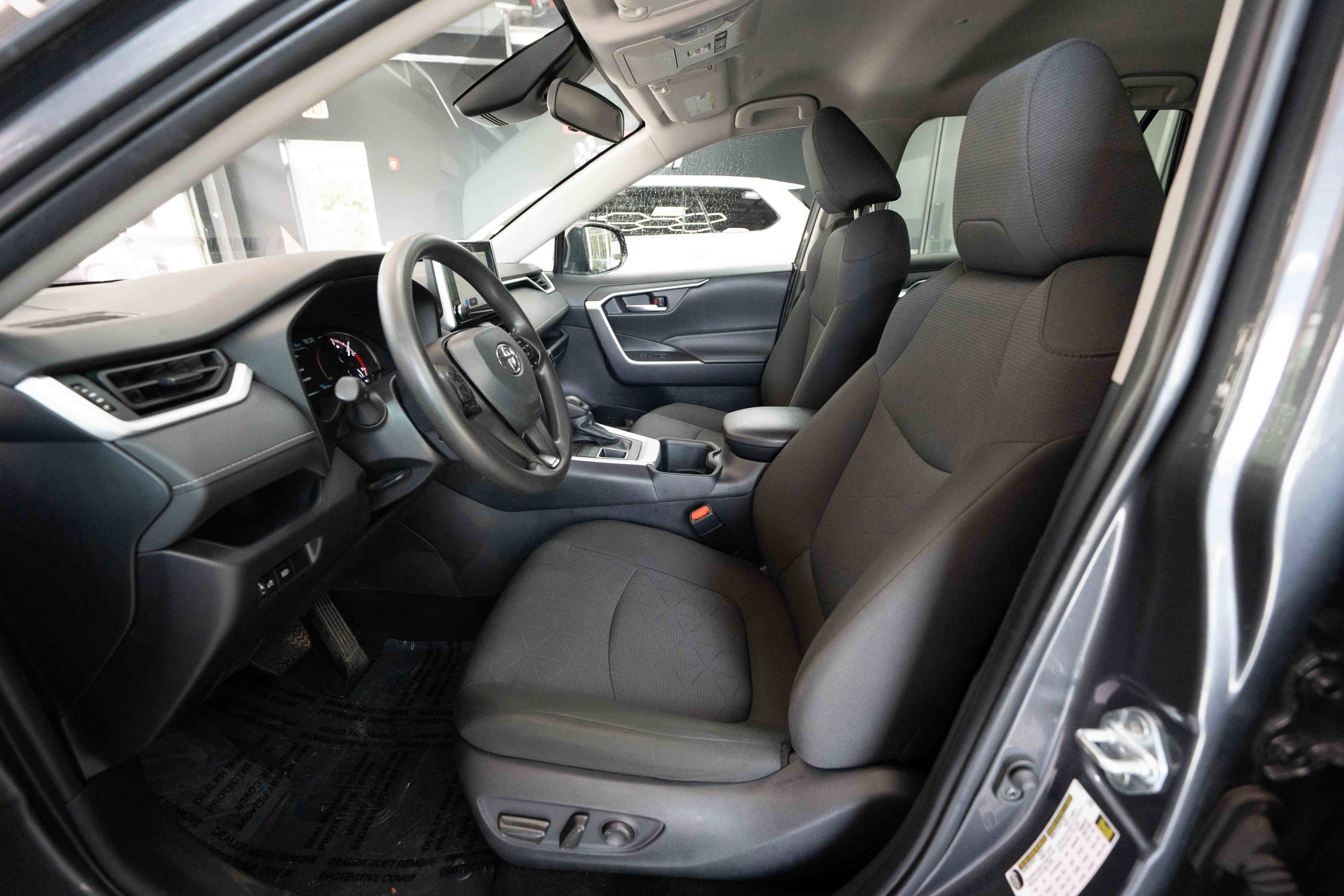 Used 2025 Toyota RAV4 XLE AWD/4WD image 9