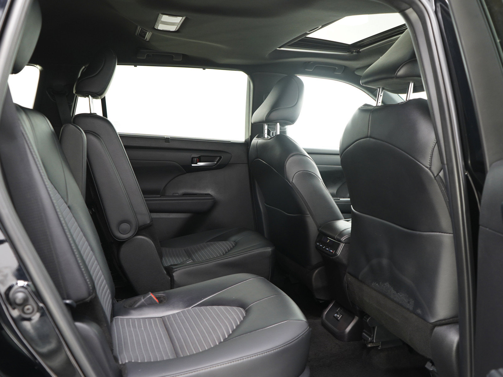 Used 2025 Toyota Highlander XSE AWD/4WD image 14