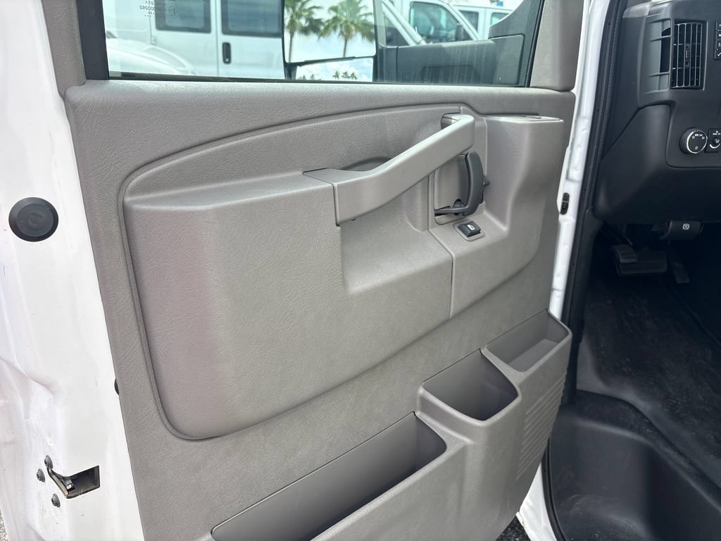 New 2025 Chevrolet Express 4500 Extended w/ Power Convenience Package RWD image 8