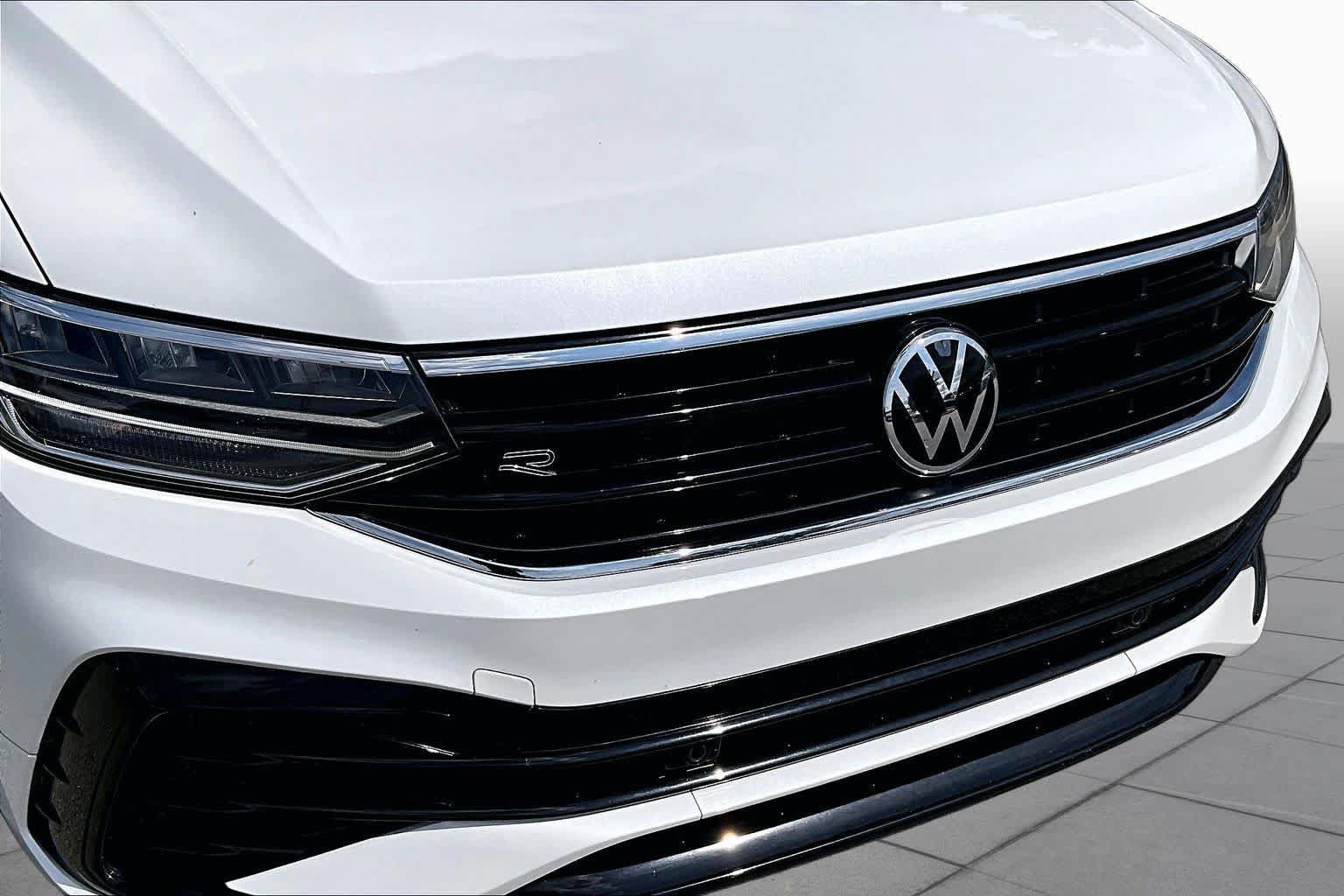 Used 2024 Volkswagen Tiguan SE R-Line FWD image 31