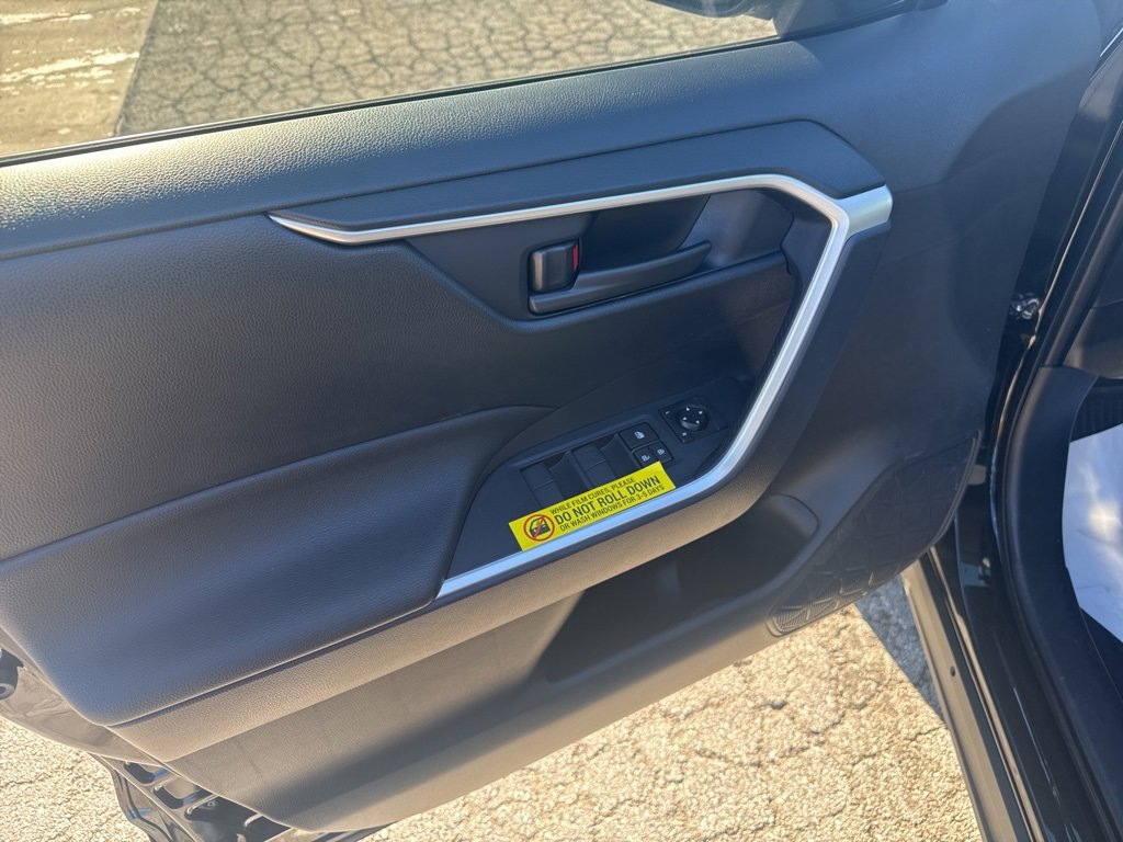 Used 2022 Toyota RAV4 LE image 10