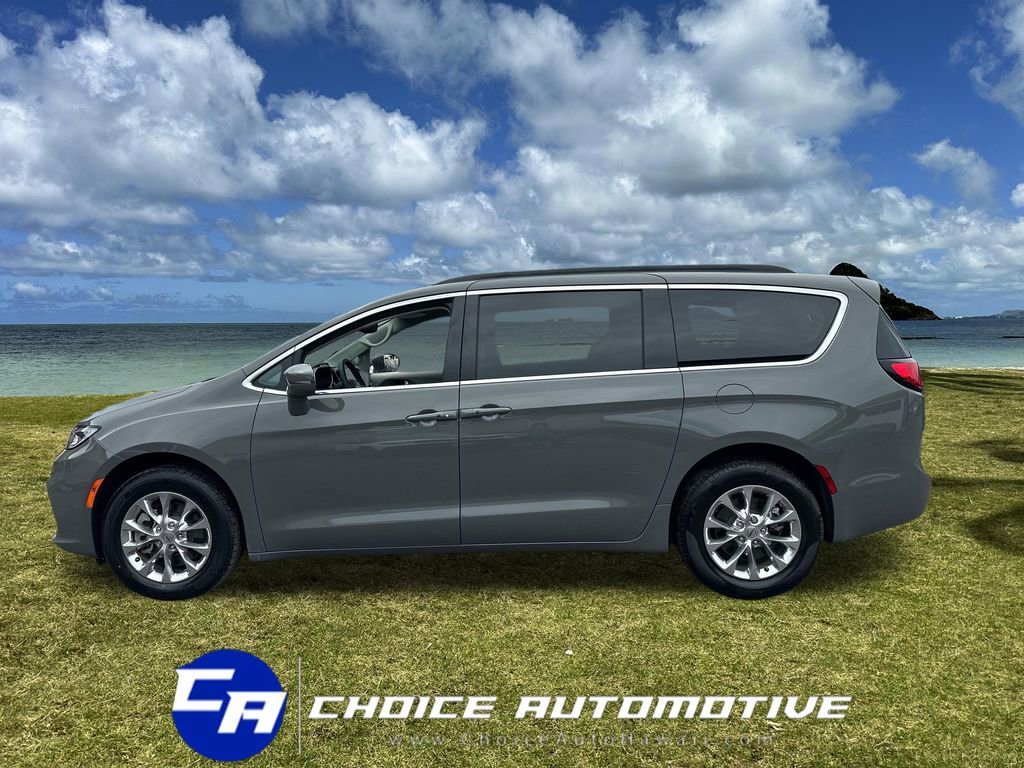 Used 2022 Chrysler Pacifica Touring-L image 3