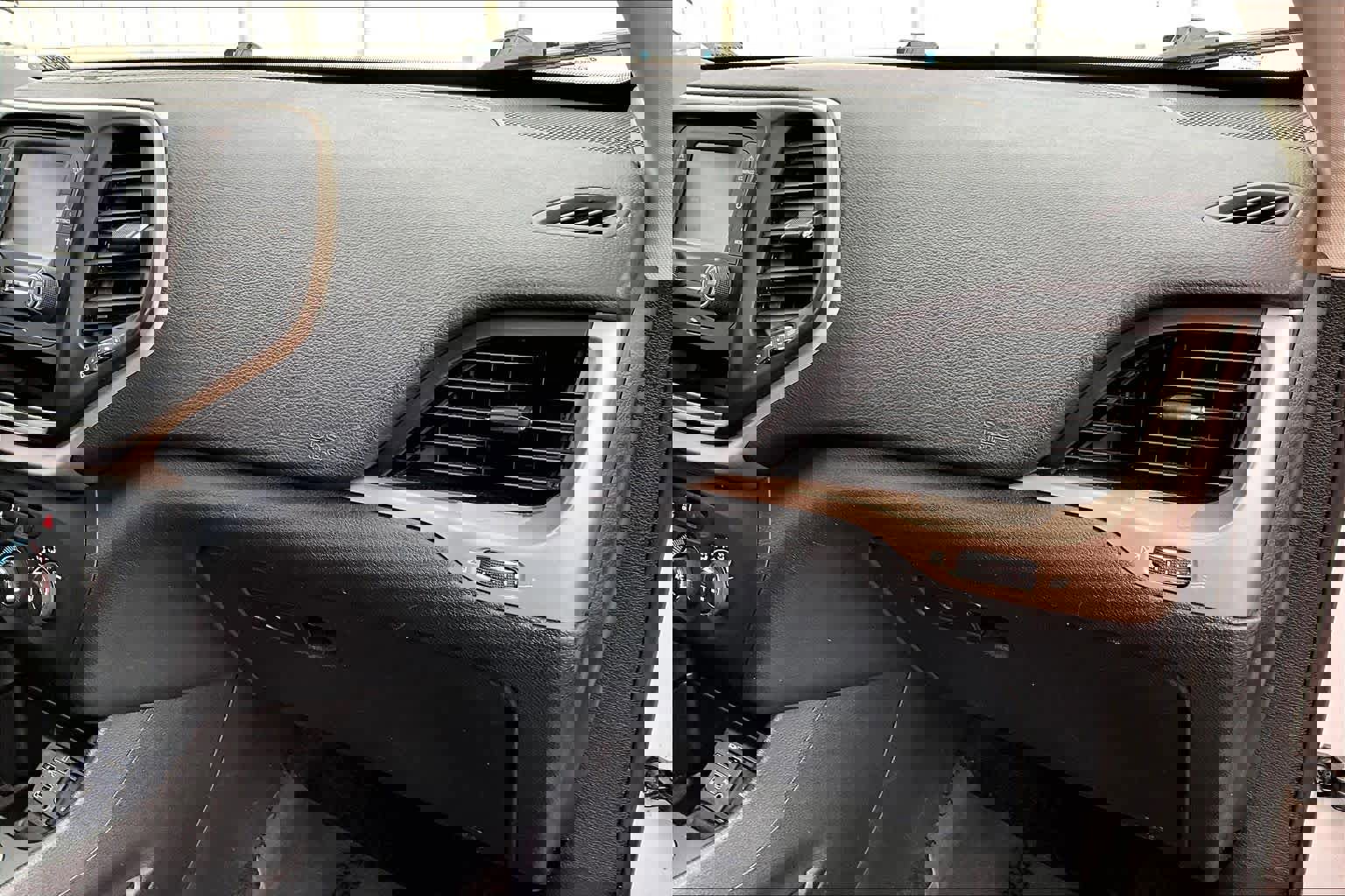 Used 2016 Jeep Cherokee Sport image 18