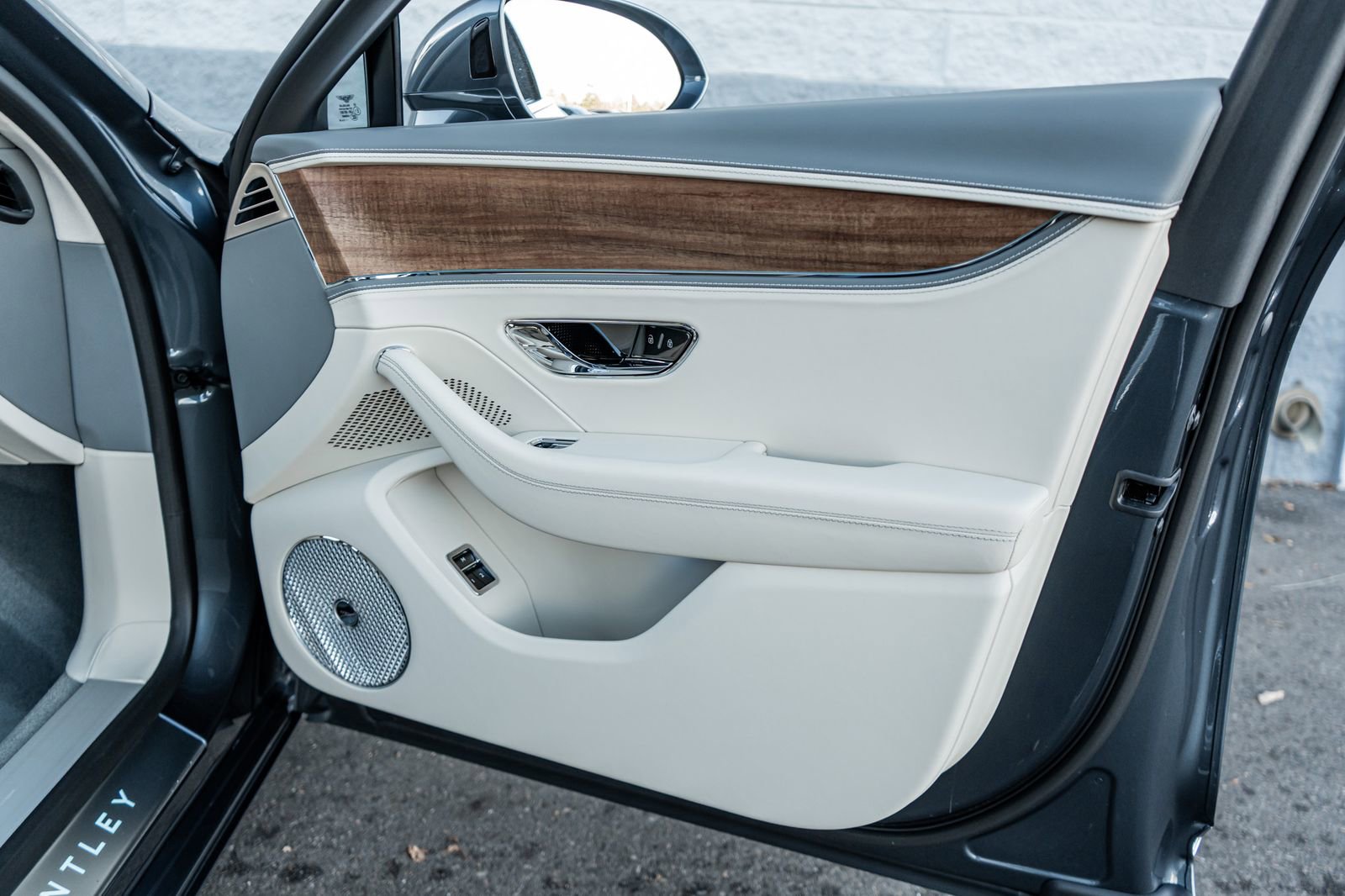 Certified 2026 Bentley Flying Spur Plug-In Hybrid image 39