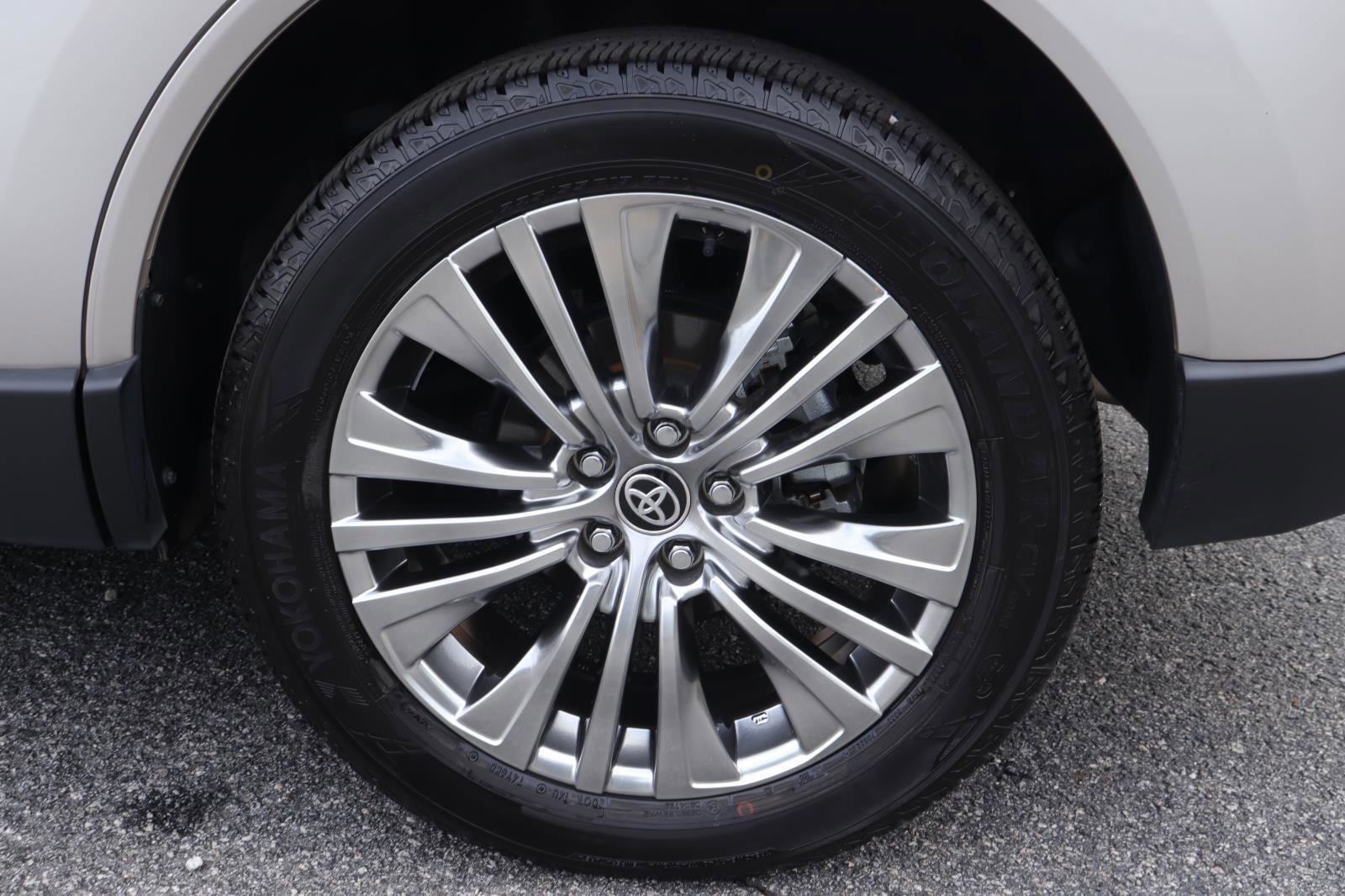 Used 2021 Toyota Venza Limited image 41