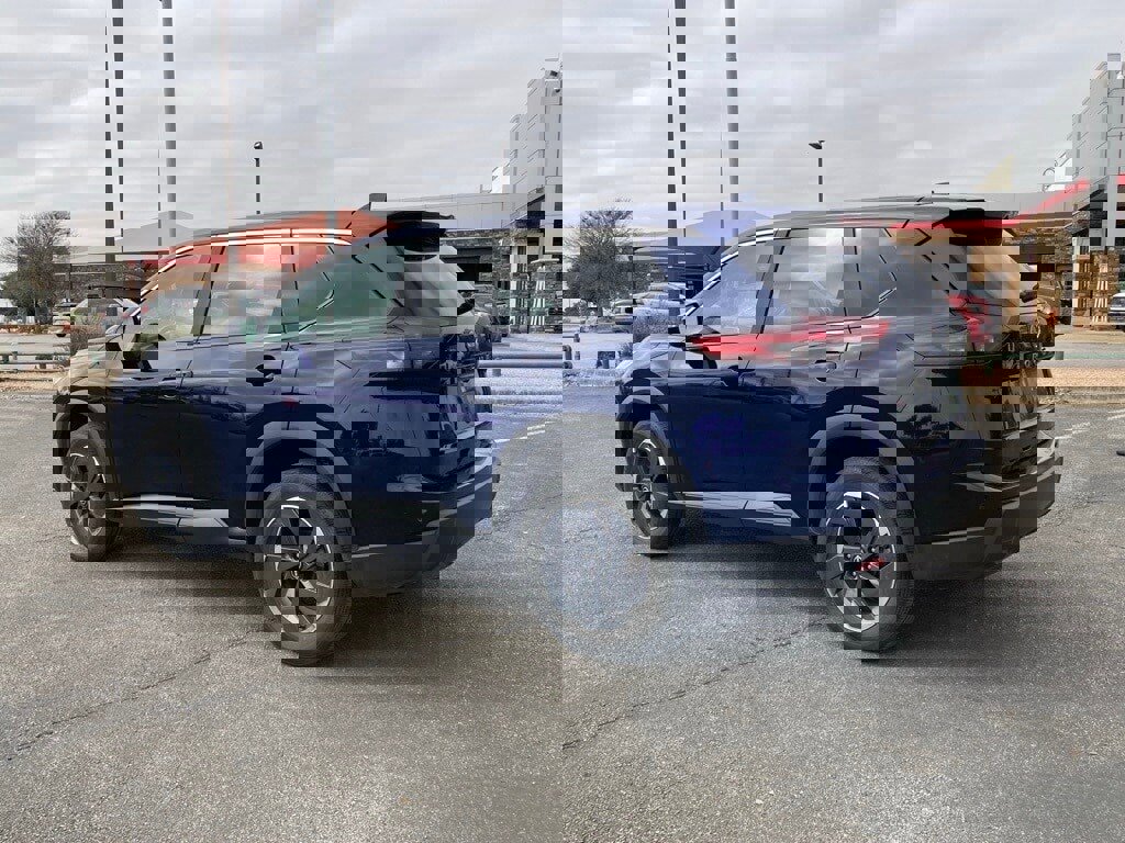 Used 2025 Nissan Rogue SV image 7