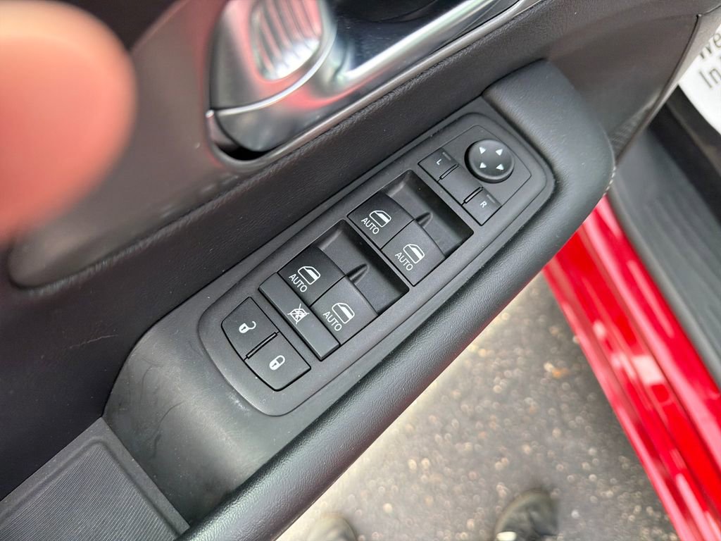 Used 2025 Chrysler Pacifica Select FWD image 11