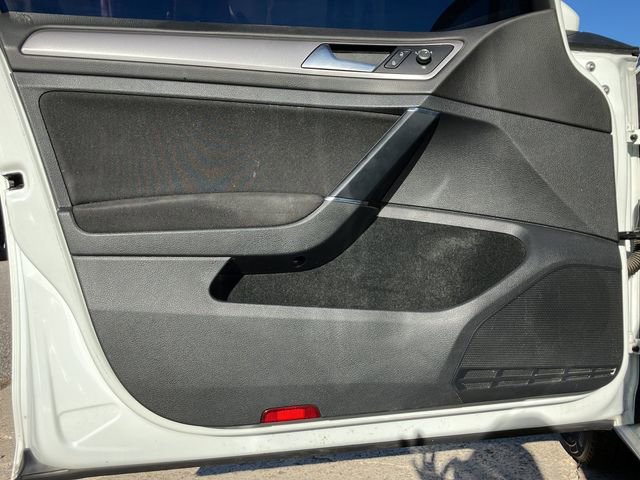 Used 2016 Volkswagen e-Golf SE w/ DC Fast Charging Package image 14