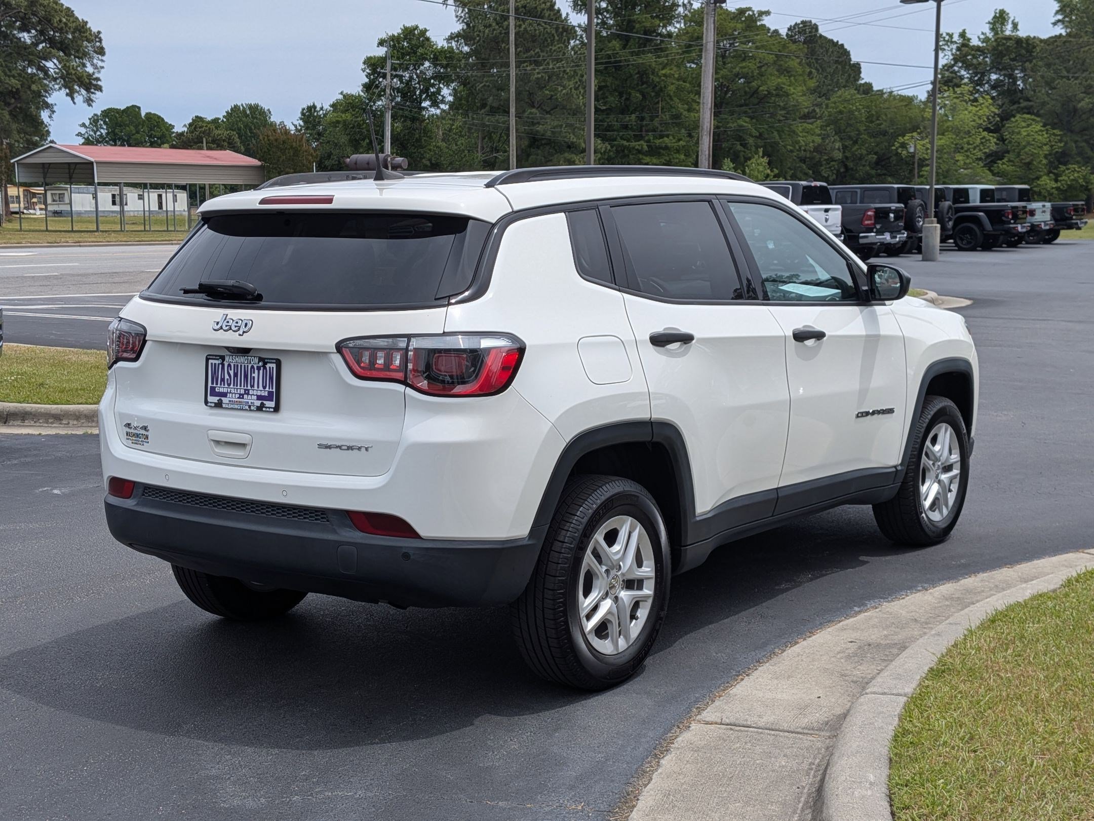 Used 2017 Jeep Compass Sport w/ Cold Weather Group AWD/4WD image 5