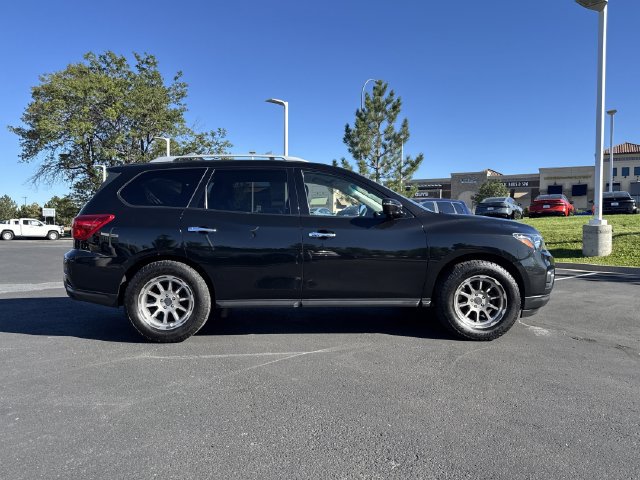 Used 2018 Nissan Pathfinder SL AWD/4WD image 2