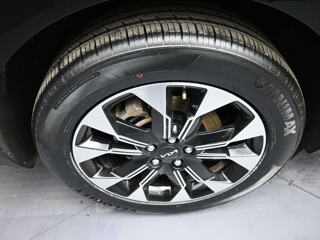Used 2023 Kia Carnival EX image 12