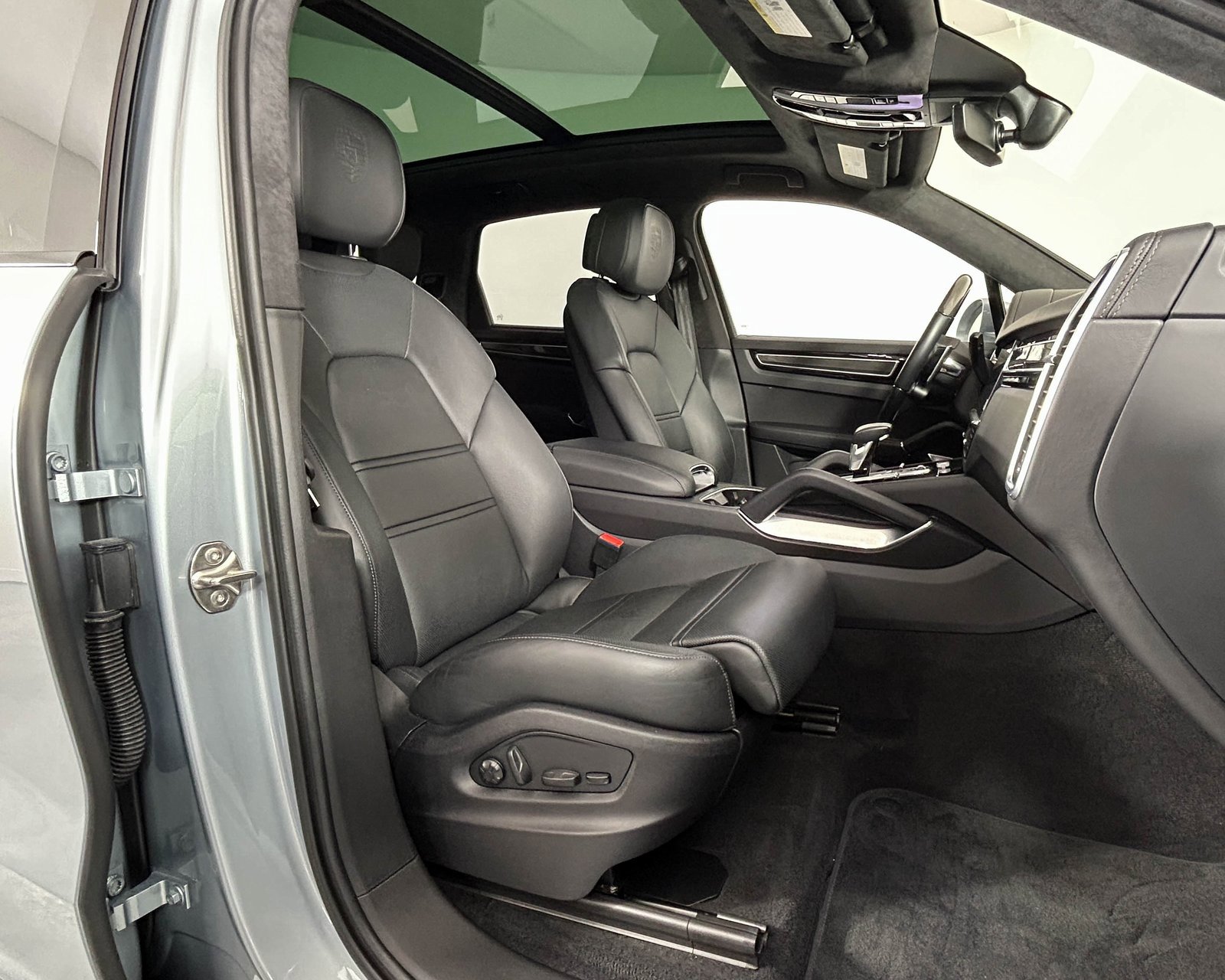 Certified 2022 Porsche Cayenne Turbo image 23