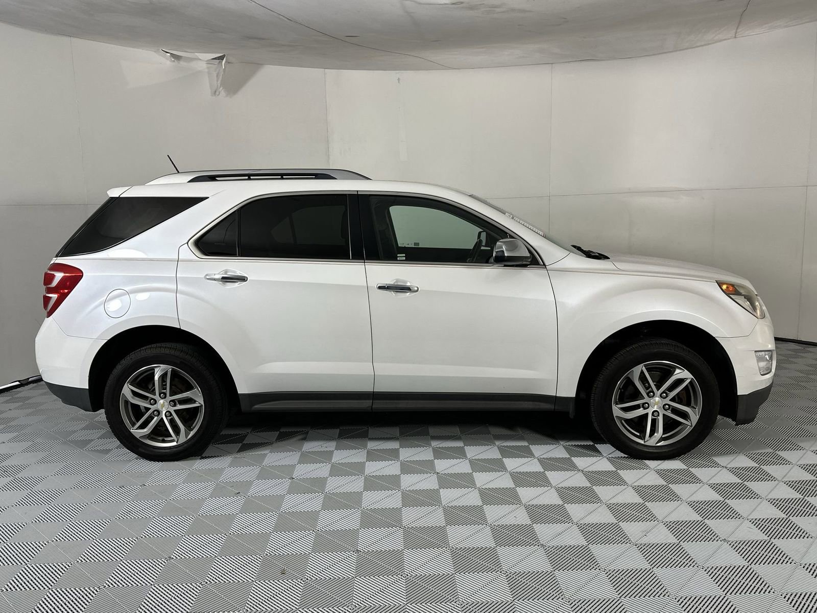 Used 2017 Chevrolet Equinox Premier w/ Enhanced Convenience Package FWD image 9