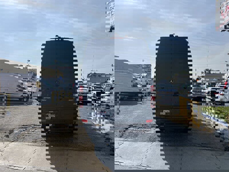 Used 2018 Mercedes-Benz Sprinter 2500 image 3