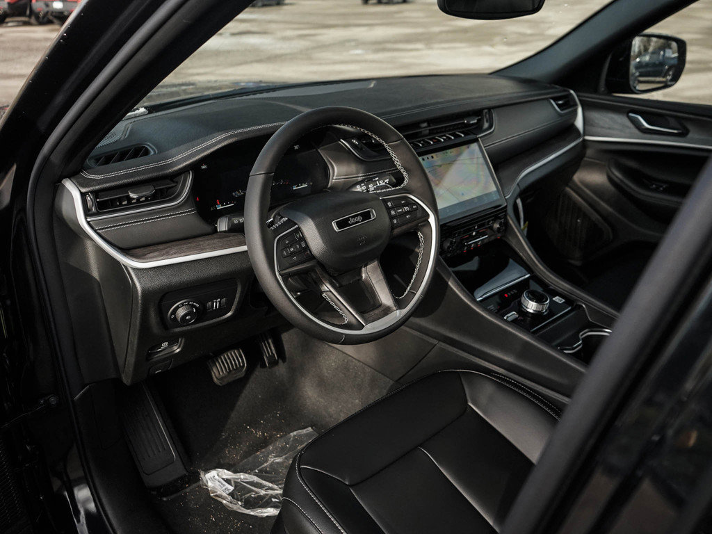 New 2025 Jeep Grand Cherokee Limited w/ Trailer Tow Package image 19