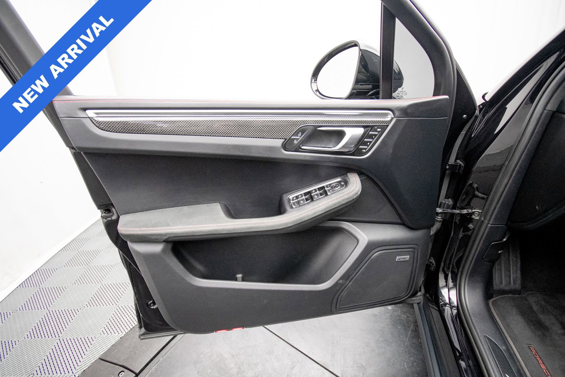 Used 2023 Porsche Macan GTS w/ GTS Sport Package AWD/4WD image 39